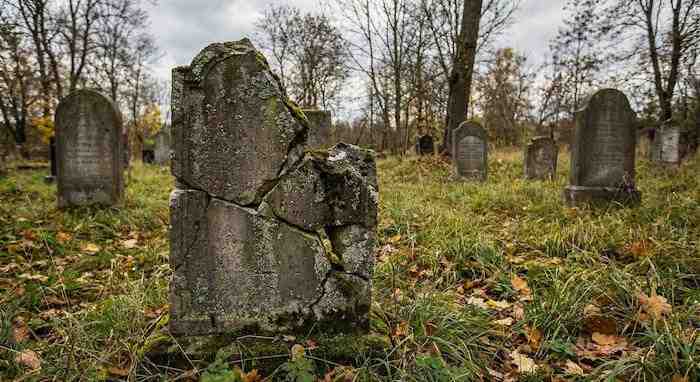 Professional headstone cleaning service in Delaware cemetery
