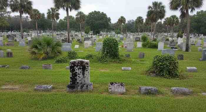 Professional headstone cleaning service in Florida cemetery