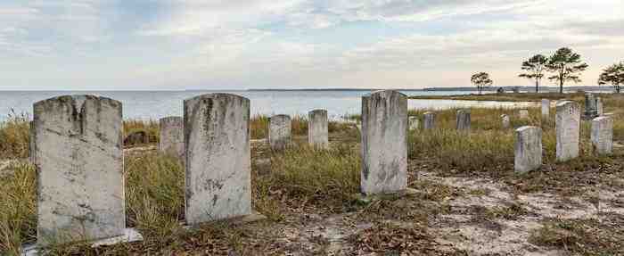 Professional headstone cleaning service in Maryland cemetery
