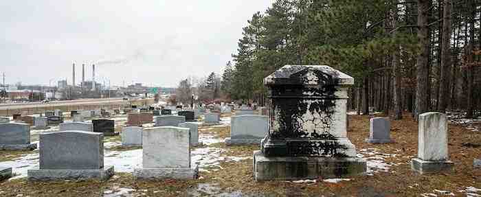 Professional headstone cleaning service in Michigan cemetery