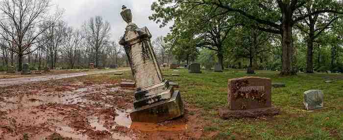 Professional headstone cleaning service in Missouri cemetery