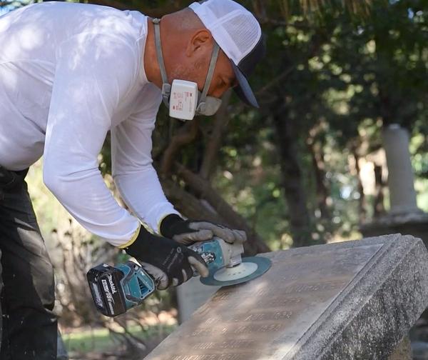 A Tending employee is working on the restoration of the monument.