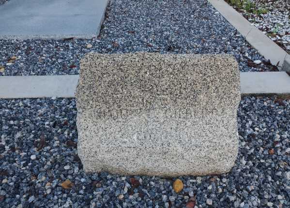 Weathered and uncleaned condition of family headstone in Florida before professional cleaning