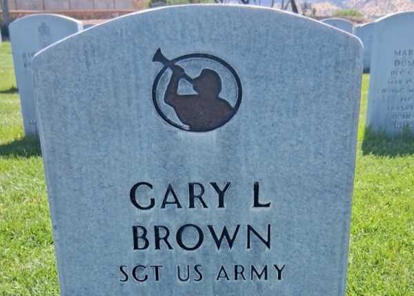 Fully restored and deep-cleaned condition of granite upright monument and concrete bevel marker in Arizona after Tending service